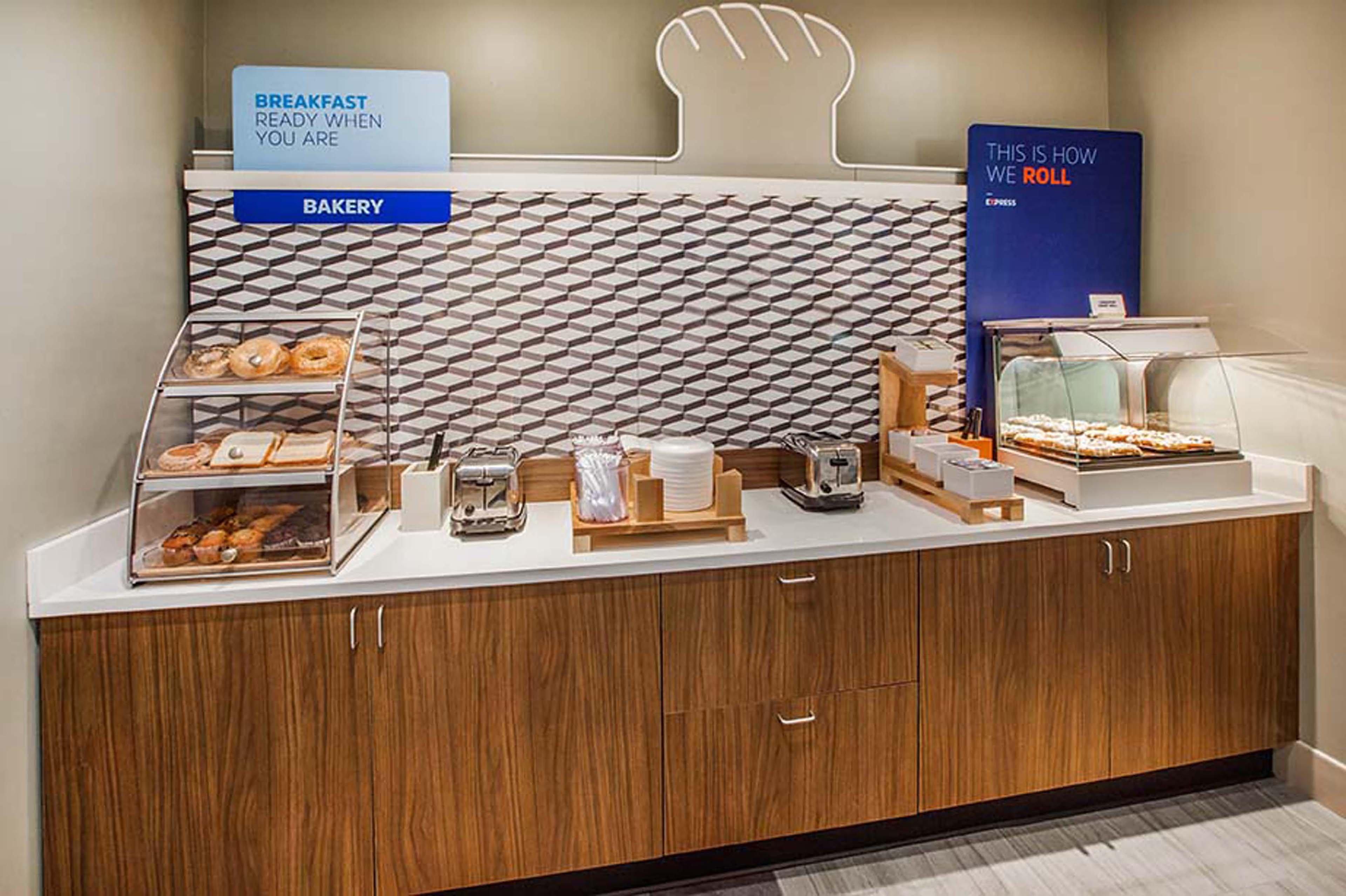 Holiday Inn Express Bakersfield By Ihg Exterior photo