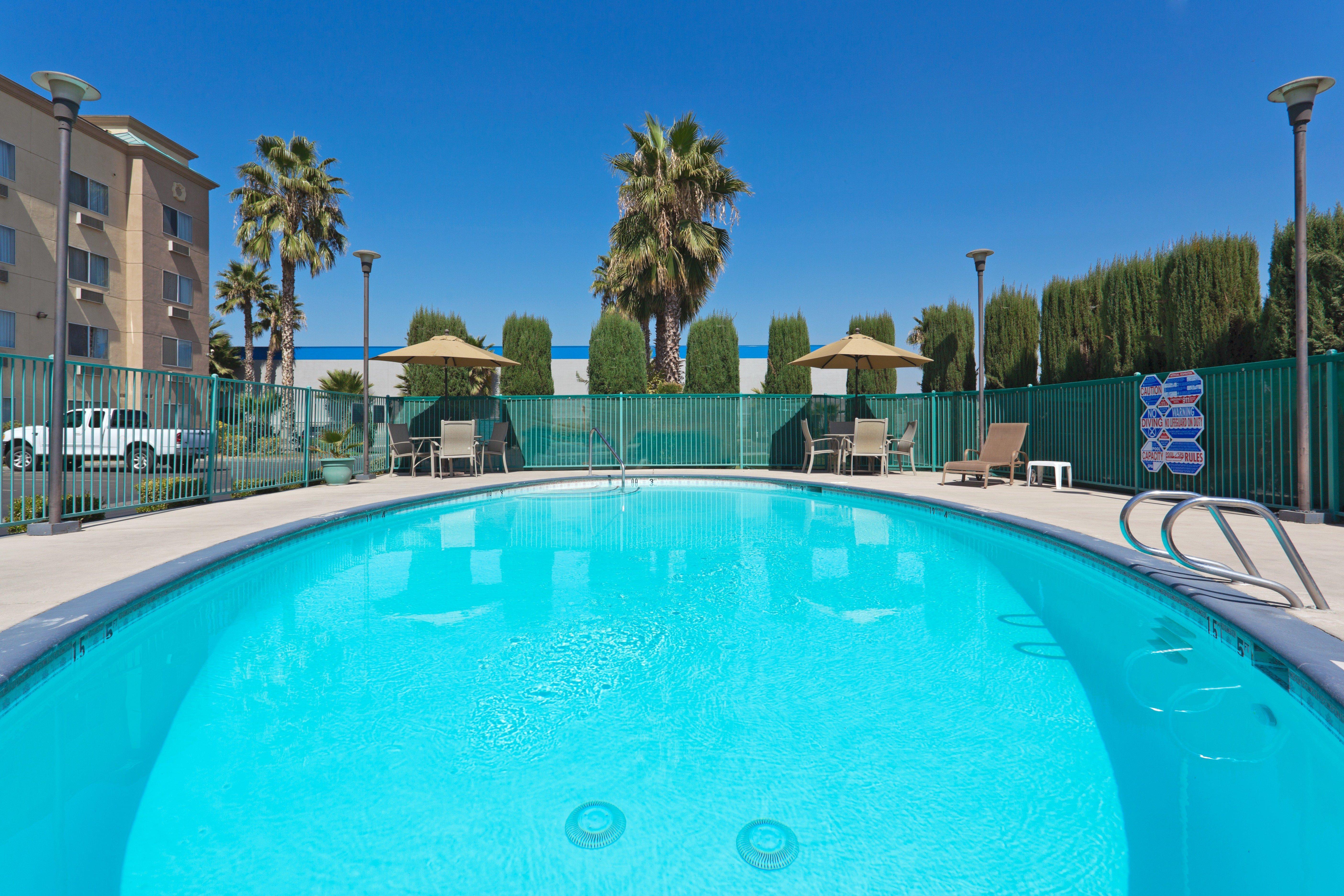 Holiday Inn Express Bakersfield By Ihg Facilities photo